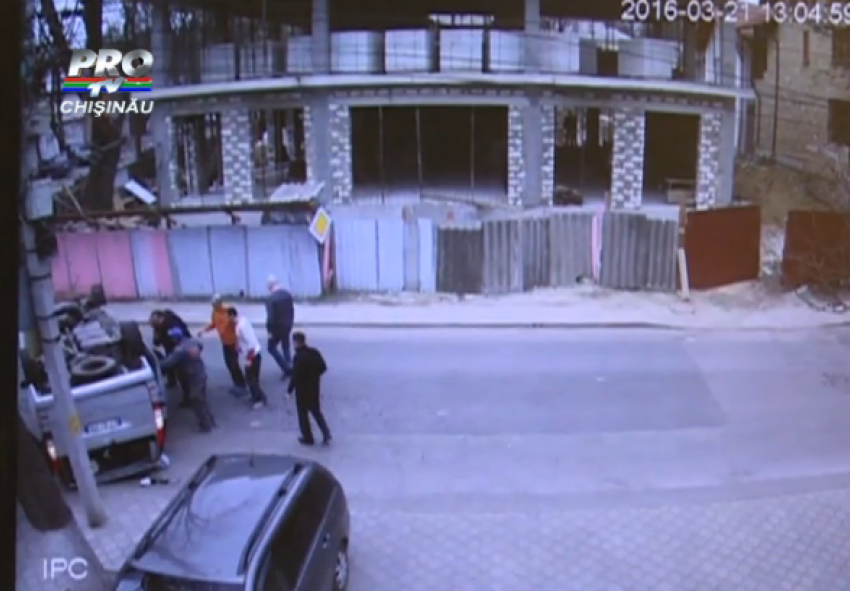 Момент ДТП, в результате которого в центре Кишинева перевернулся автомобиль, засняла видеокамера