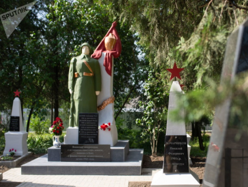 В Корнештах восстановили два монумента воинам, погибшим в Великой Отечественной войне