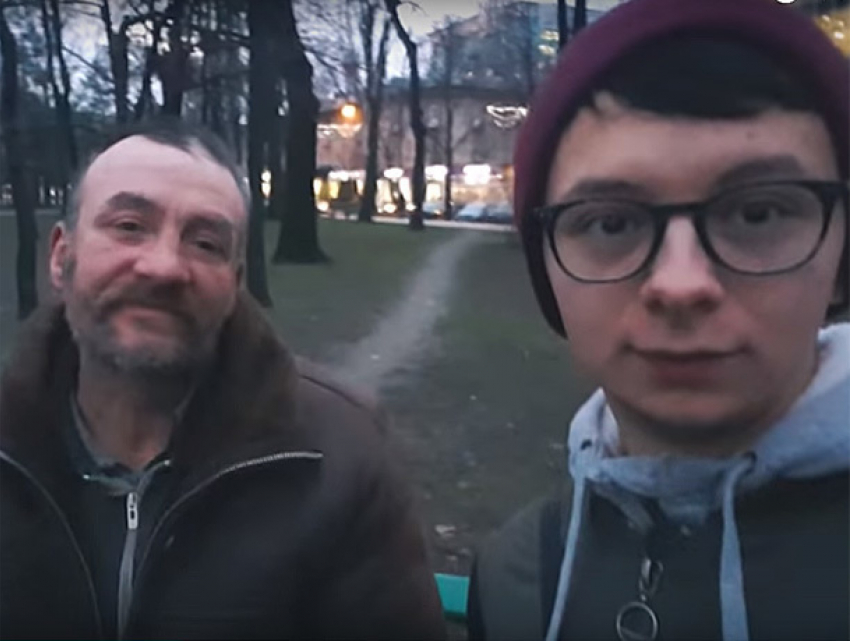 Экстремальный день в компании бездомного провел популярный молдавский блогер 