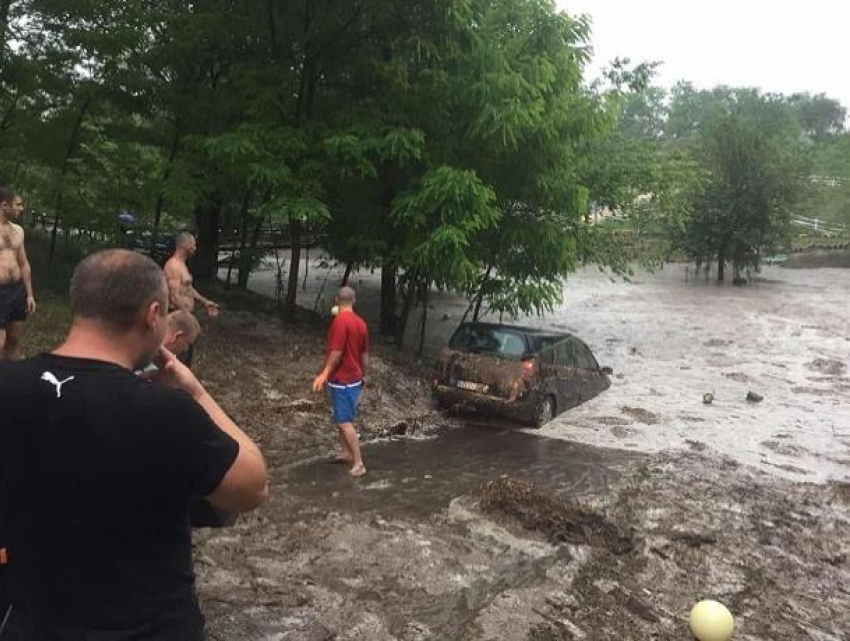 В Новоаненском районе автомобиль засосало в водоотводный канал