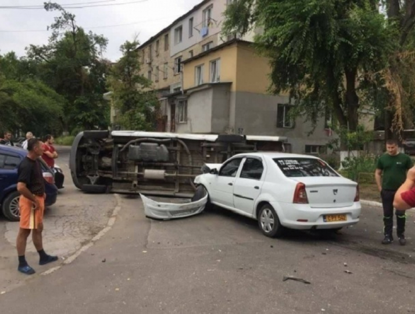 Микроавтобус опрокинулся после столкновения с легковым авто в Кишиневе