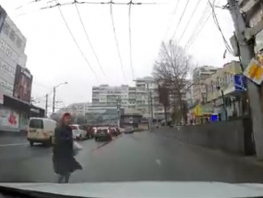 В Кишиневе женщина пошла на таран автомобиля