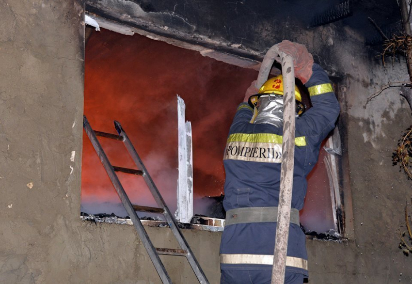 В Трушенах произошел пожар, мужчина с серьезными ожогами госпитализирован