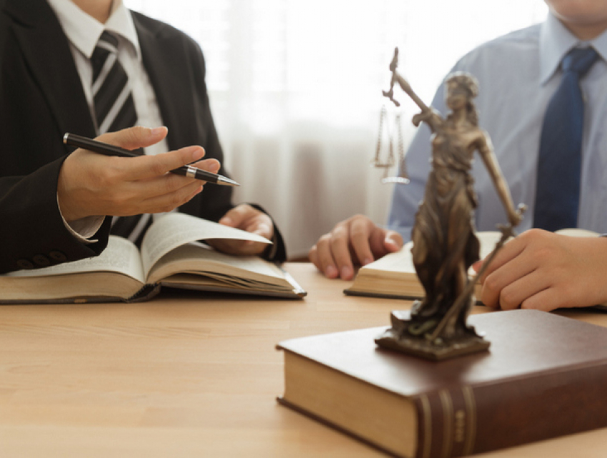 Достойно Книги рекордов: 130 государственных адвокатов представляли жителя Молдовы в судах за четыре года 