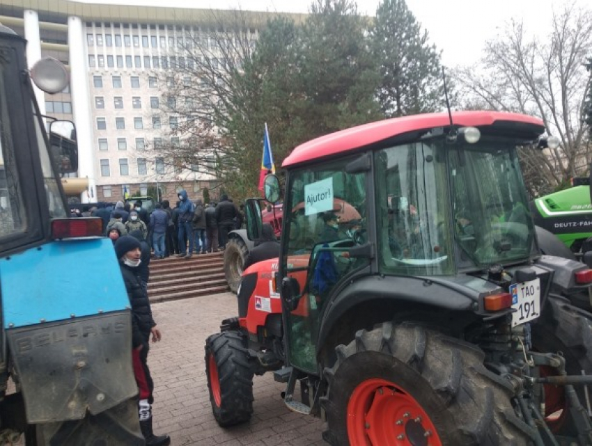 Трое полицейских пострадали из-за «майданщиков» на тракторах