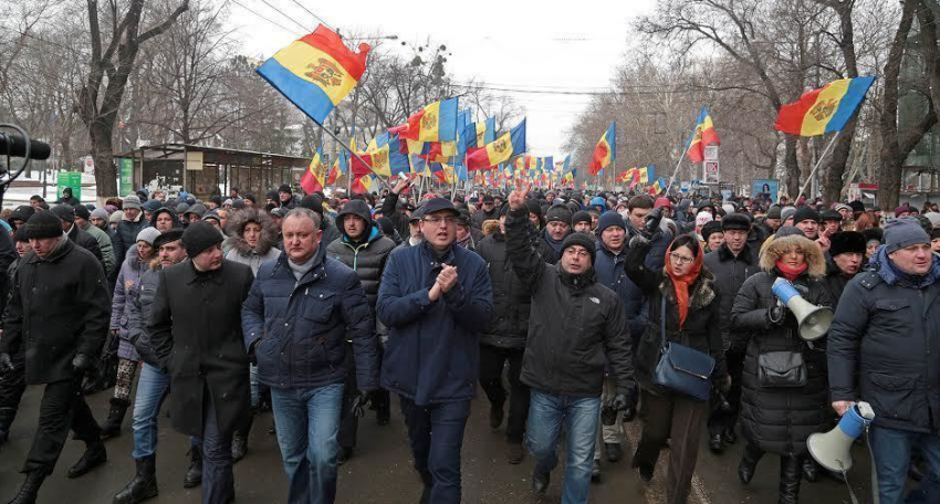 Протестующие направляются к Министерству обороны 