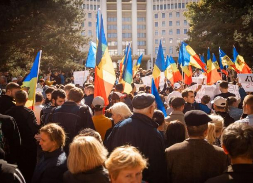 Протесты в режиме нон-стоп перед президентурой! Организаторы сегодняшнего митинга заявляют, что люди будут мирно протестовать до тех пор, пока власть не уйдет в отставку!