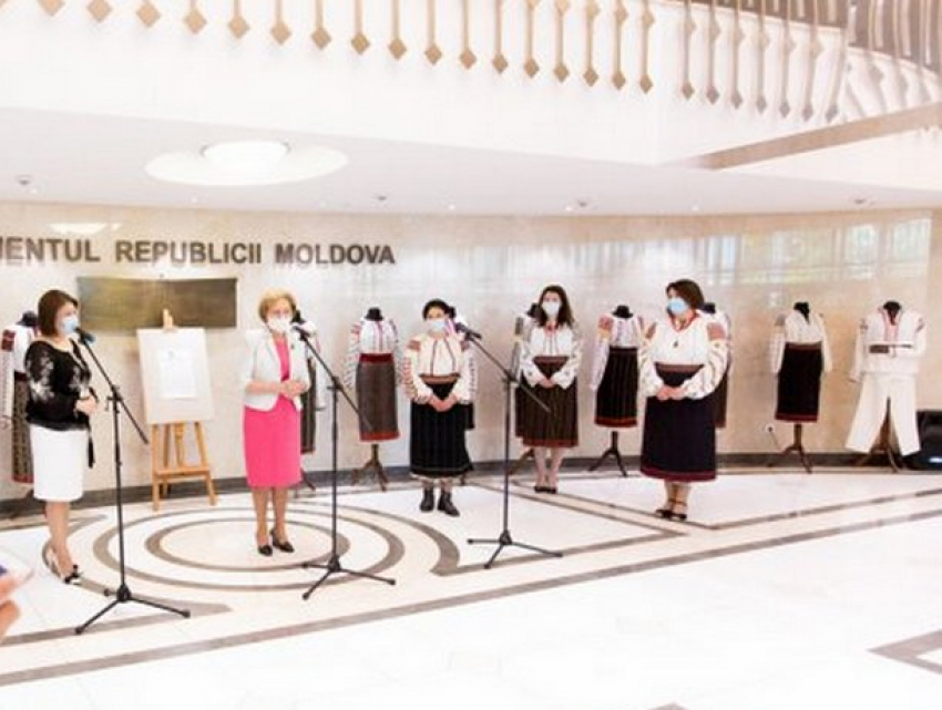 В парламенте открылась выставка народных костюмов