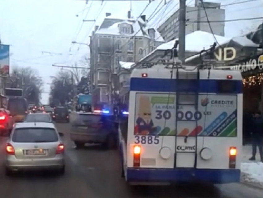 В центре Кишинева троллейбус столкнулся с автомобилем