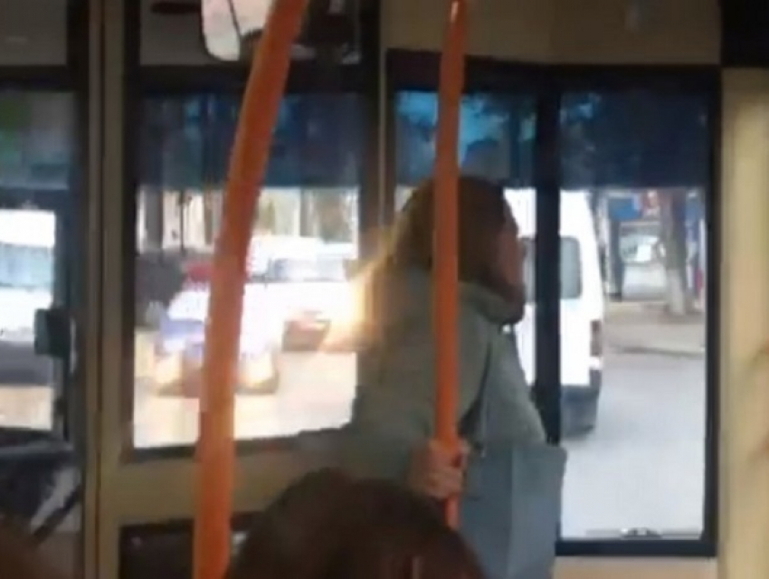 Скандал в столичном троллейбусе между эмоциональной женщиной и водителем попал на видео