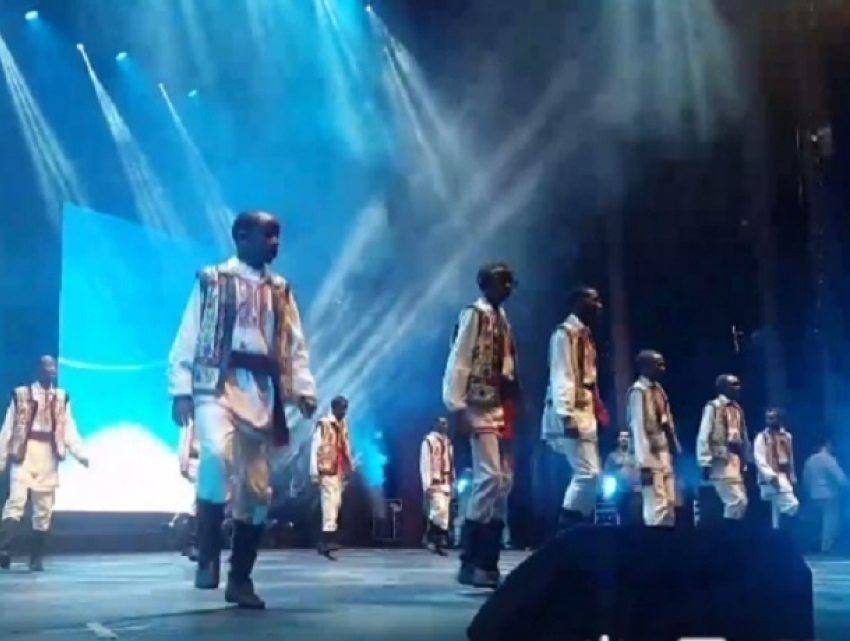 Африканцы изумили жителей Кишинева зажигательным молдавским танцем
