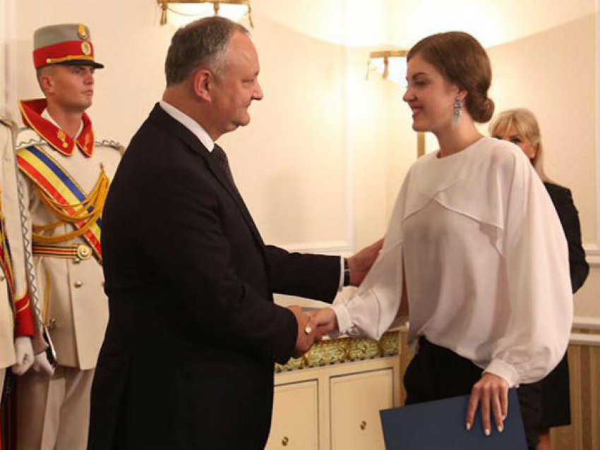 Сто лучших выпускников лицеев Молдовы получили почетные грамоты из рук президента