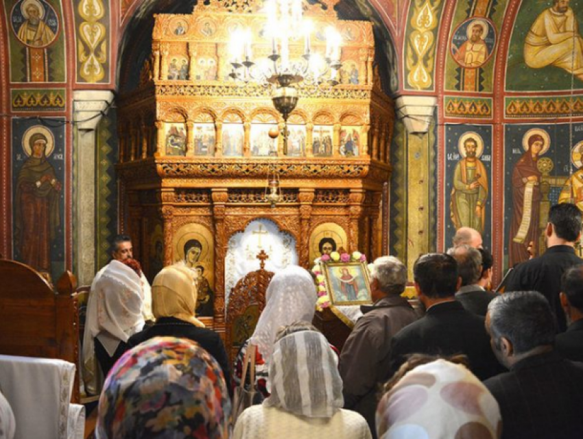 Невзирая на запреты, в Сорокском районе два священника провели богослужения в субботу