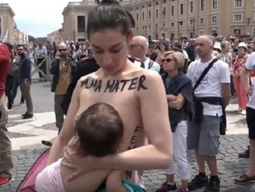 Обнаженная украинка покормила грудью ребенка перед Папой Римским: скандальную акцию сняли на видео