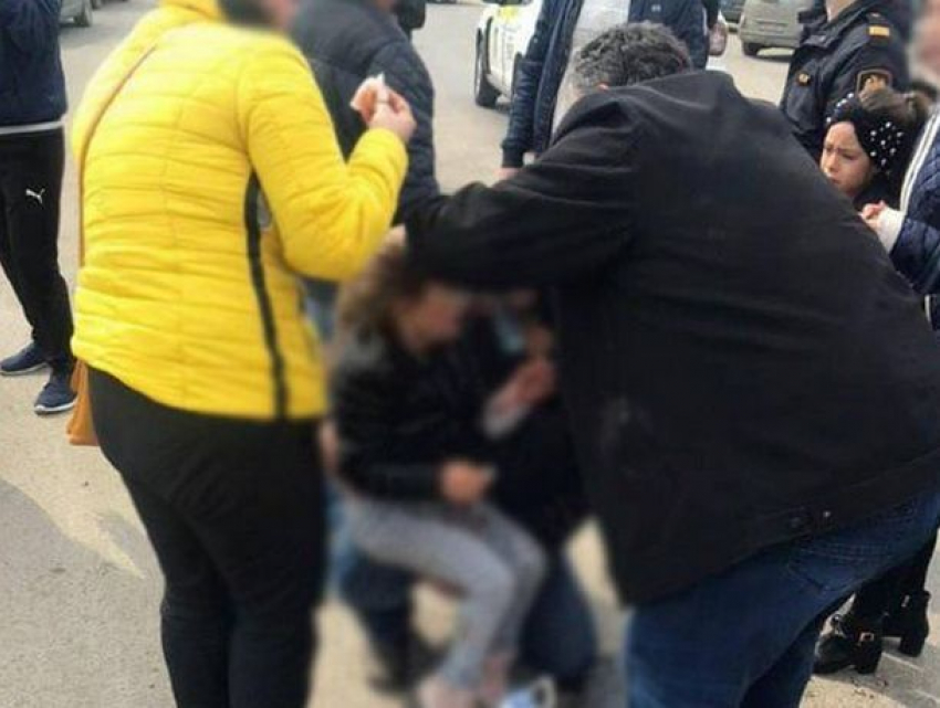 Женщину с несовершенной дочерью сбил автомобиль в Дрокии