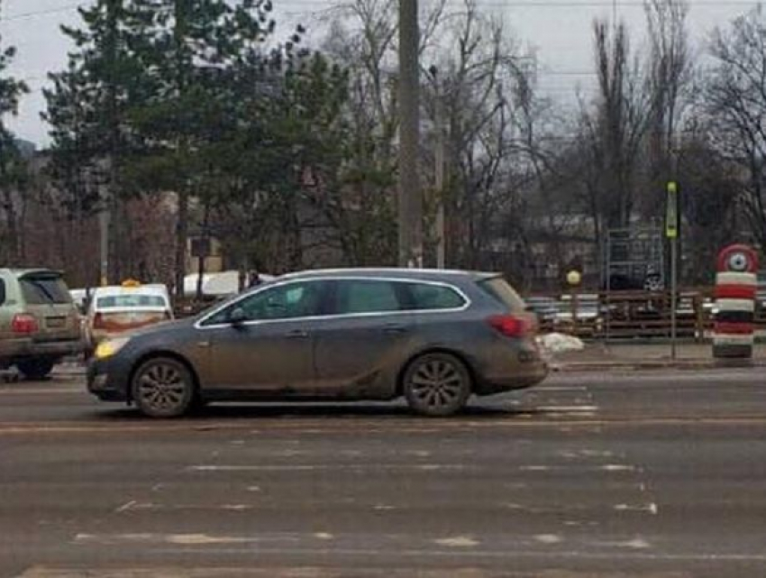 В Кишинёве по-прежнему нет дорожной разметки, автомобилистам придётся запастись терпением