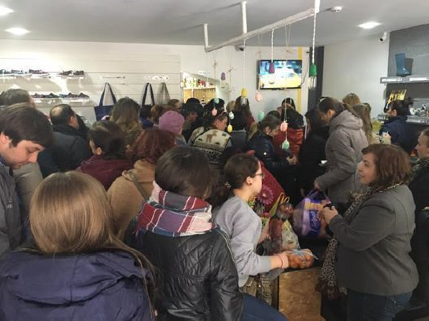 Кишиневцы взяли штурмом магазины обуви в поисках резиновых сапог 