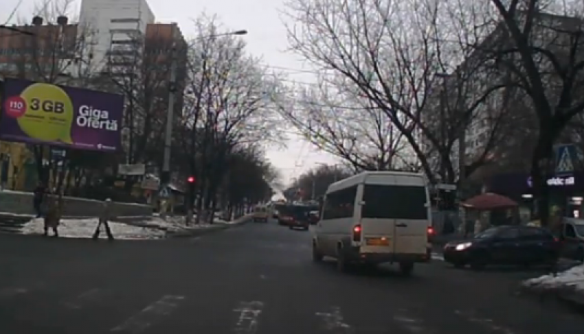 Момент нарушения ПДД водителем маршрутки в столице заснял видеорегистратор