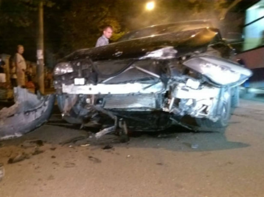 В Кишиневе пострадал водитель автомобиля BMW, который на большой скорости врезался в дерево