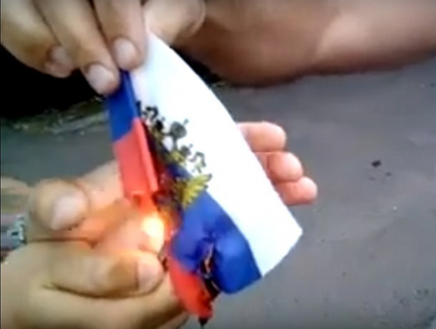 Очередной скандал с туристами из Молдовы произошел в Одессе: сожгли российский флаг и георгиевскую ленту
