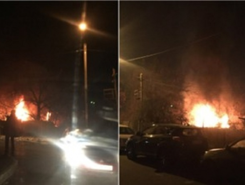 Жуткое пламя горящего дома в Долине роз попало на видео