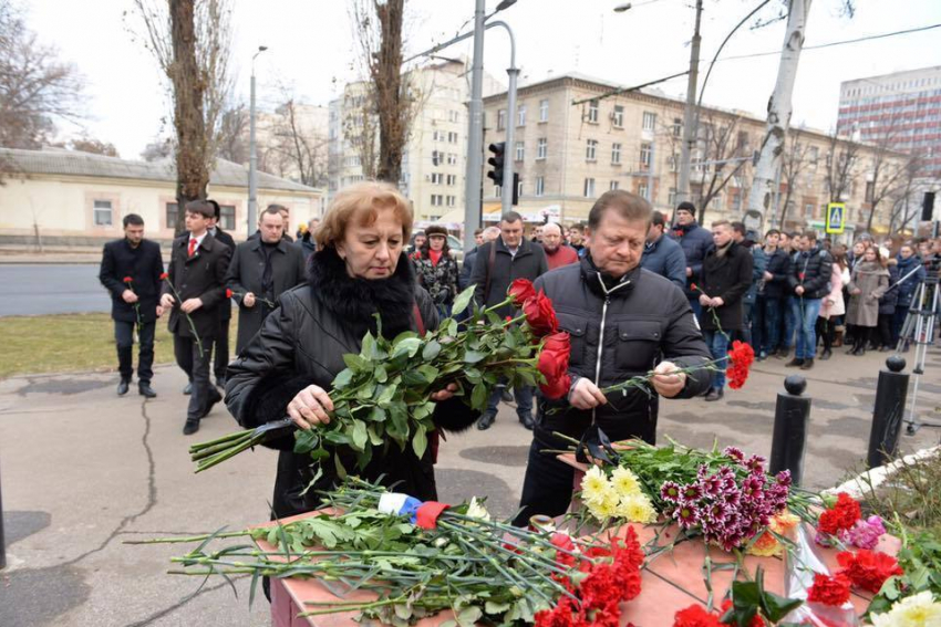 Социалисты возложили цветы у посольства России в Кишиневе 