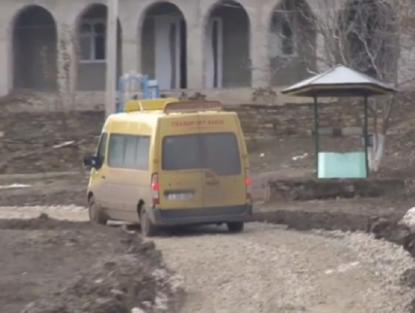 В Сорокском районе отремонтированная дорога превратилась в грязевое месиво