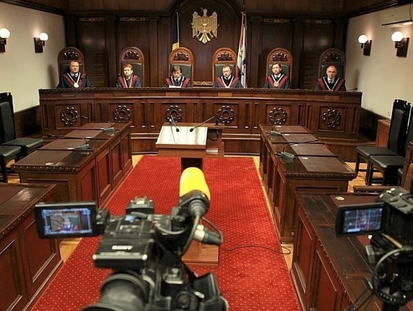 Президент Молдовы призвал судей КС подать в отставку 