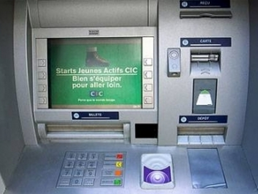 Новый скотч-метод кражи денег у пользователей столичных банкоматов применили мошенники