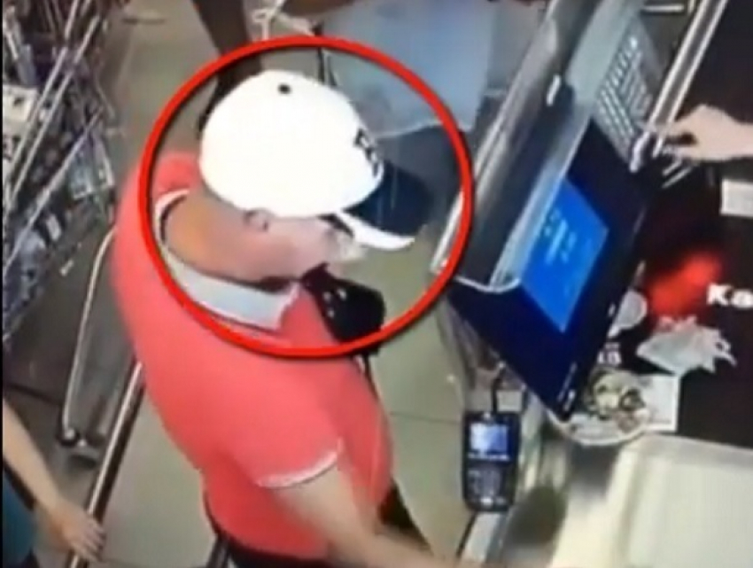 Мужчина, укравший кошелек в столичном магазине, попал на видео