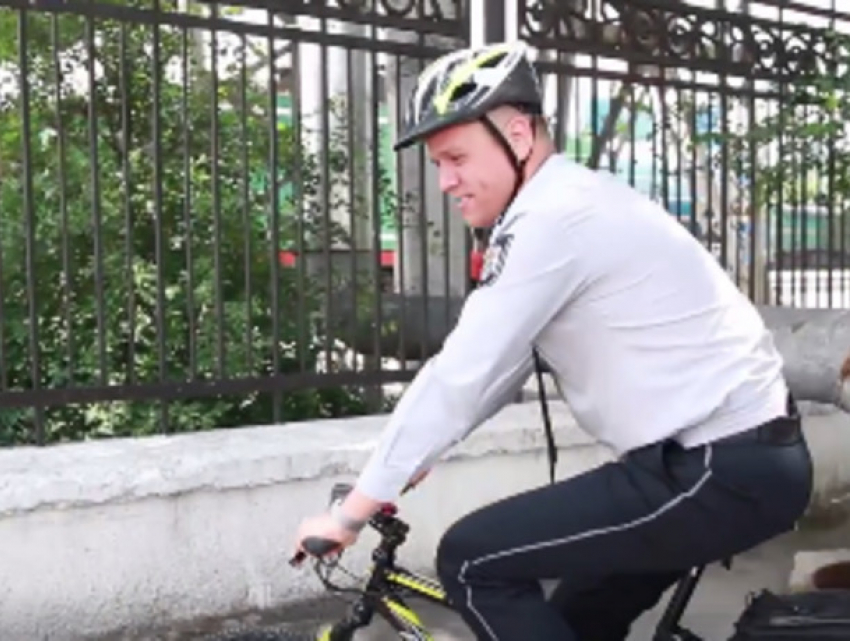 США пересадили молдавских полицейских с машин на велосипеды 