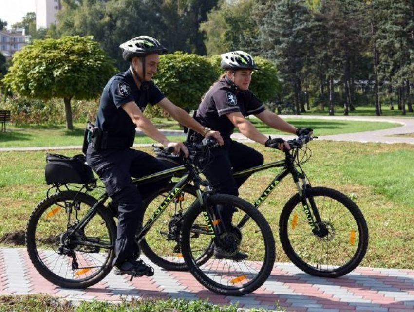 В парки и зоны отдыха Кишинева вернулись патрульные на велосипедах
