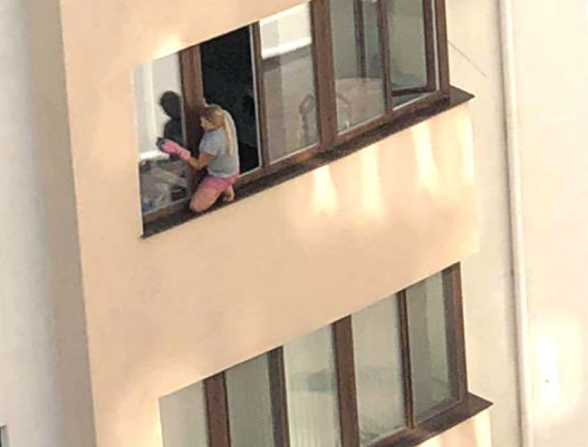 Опасный для жизни маневр совершила босая девушка на подоконнике кишиневской многоэтажки