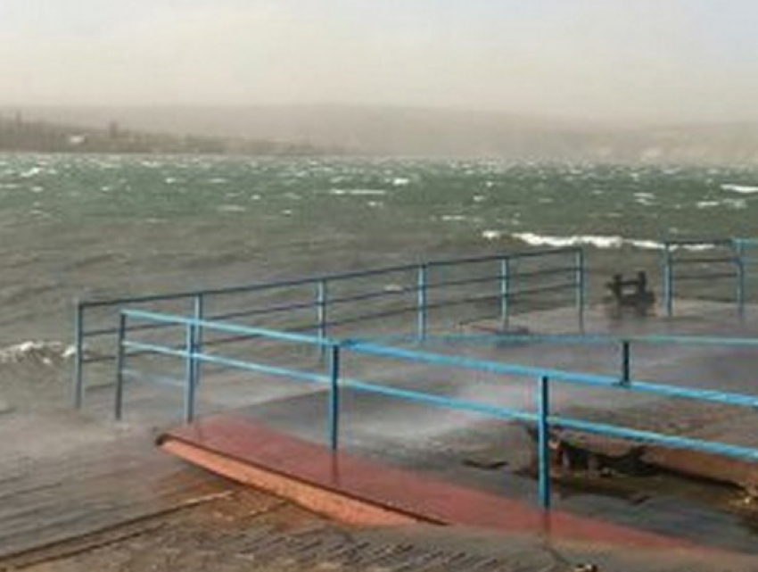 Сильный ветер вмешался в работу КПП паромного типа «Моловата» 