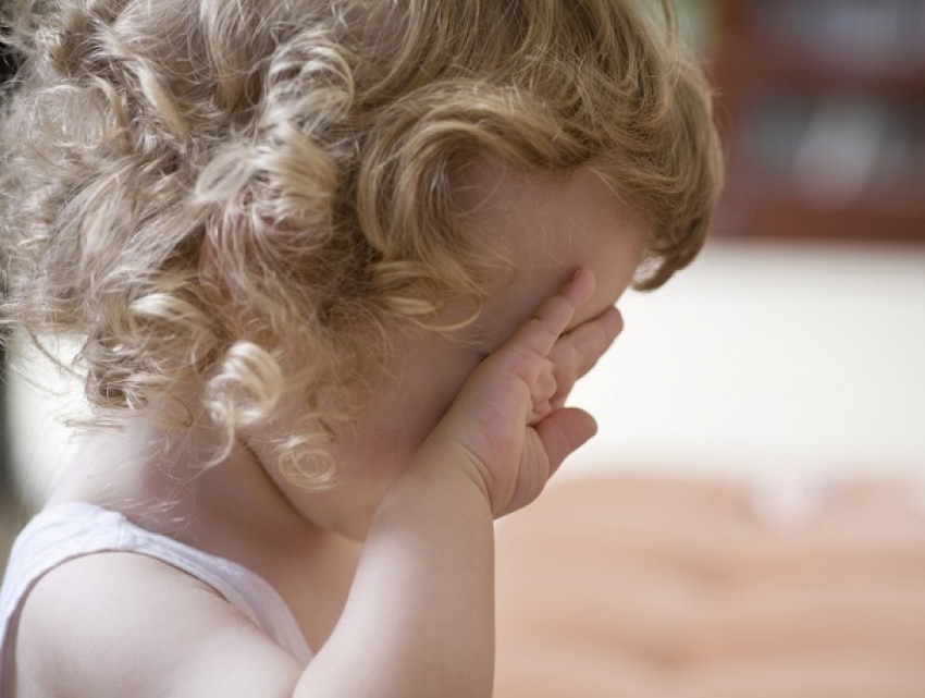 В Кишиневе воспитательница заперла плачущую 2-летнюю девочку в комнате и ушла есть