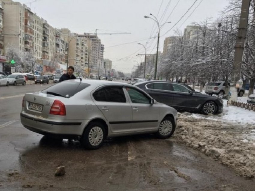 Автохам за рулем Škoda  парализовал движение троллейбусов на Рышкановке