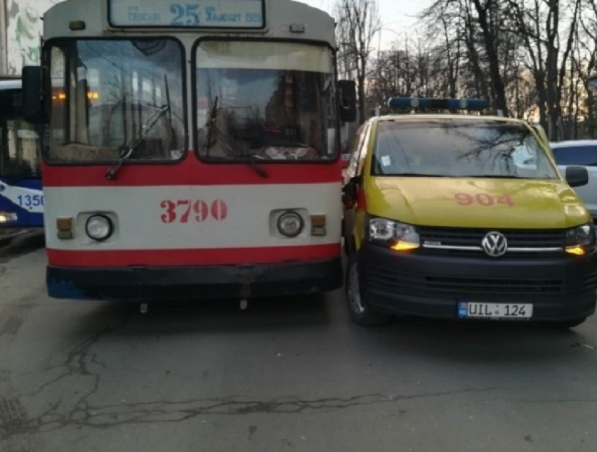 Столкновение троллейбуса и микроавтобуса газовой службы произошло в центре Кишинева