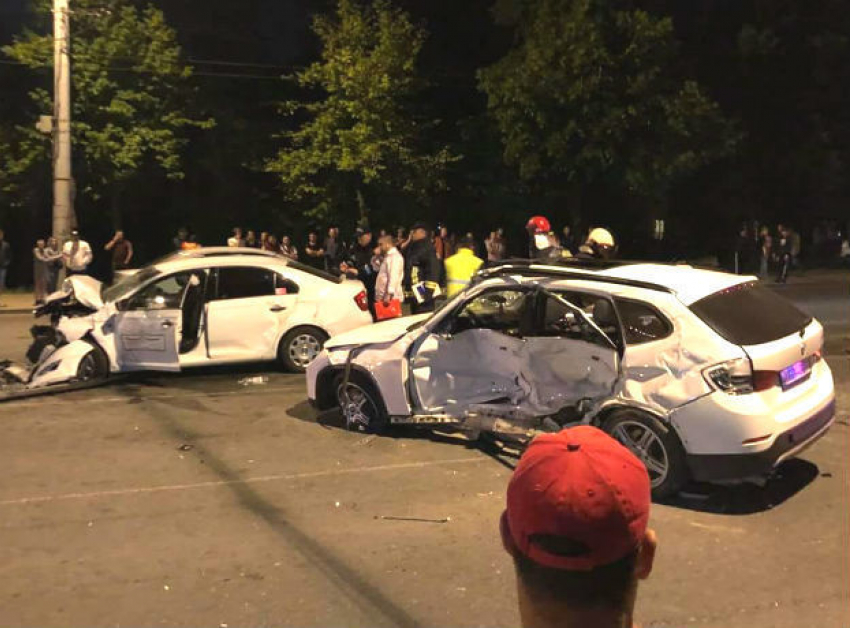 Автокатастрофа в Кишиневе: в столкновении автомобилей такси и BMW пострадали пять человек