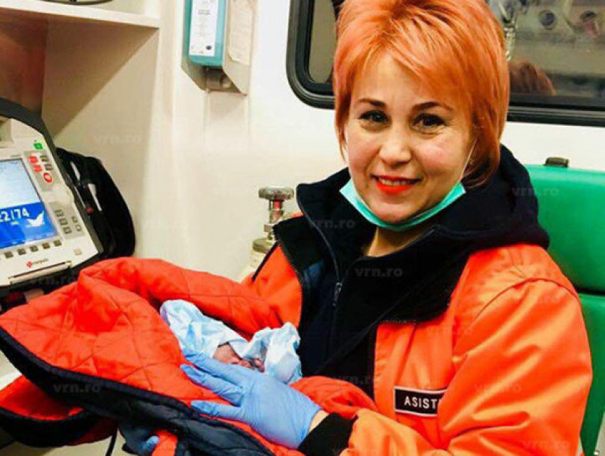Женщина родила ребенка в сугробе из-за опоздания скорой помощи, застрявшей на заснеженной дороге 