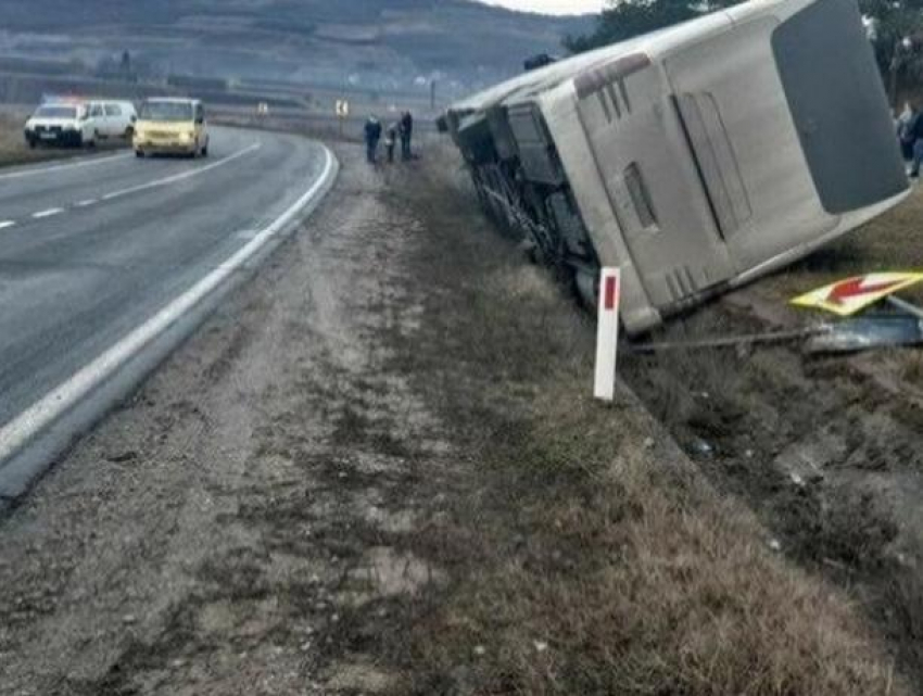 В Ниспоренском районе перевернулся автобус с возвращавшимися из Италии людьми