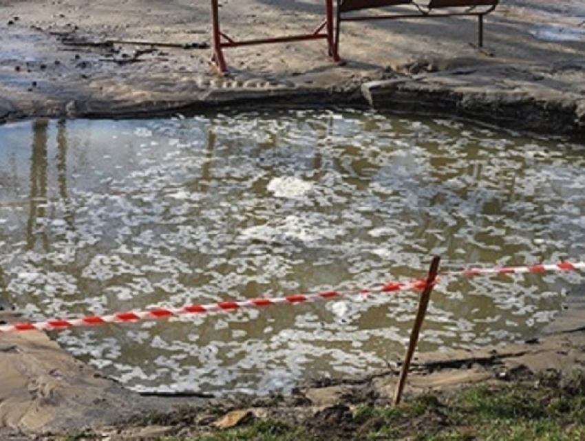 Прорыв трубы стал причиной потопа на Чеканах