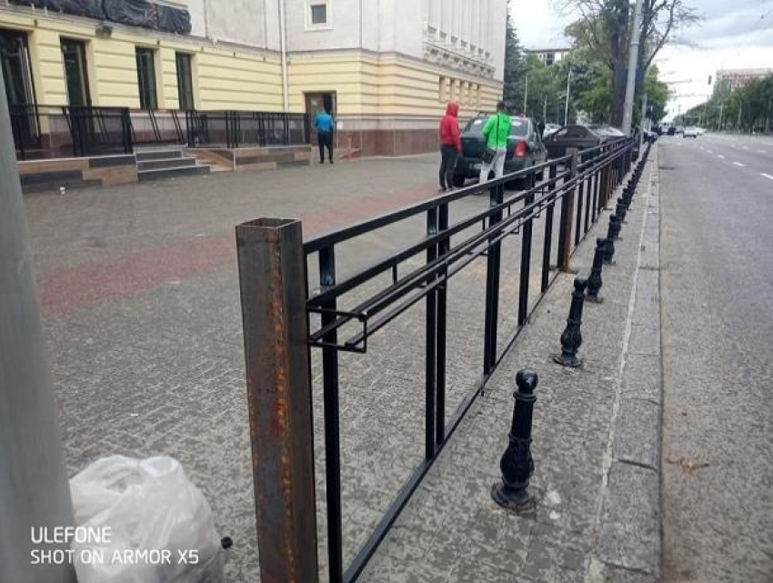 В центре Кишинева установили новые антипарковочные ограждения