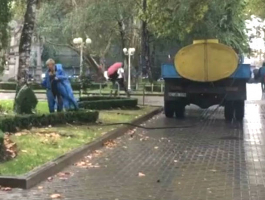 Странные манипуляции коммунальщиков под дождем в Кишиневе попали на видео