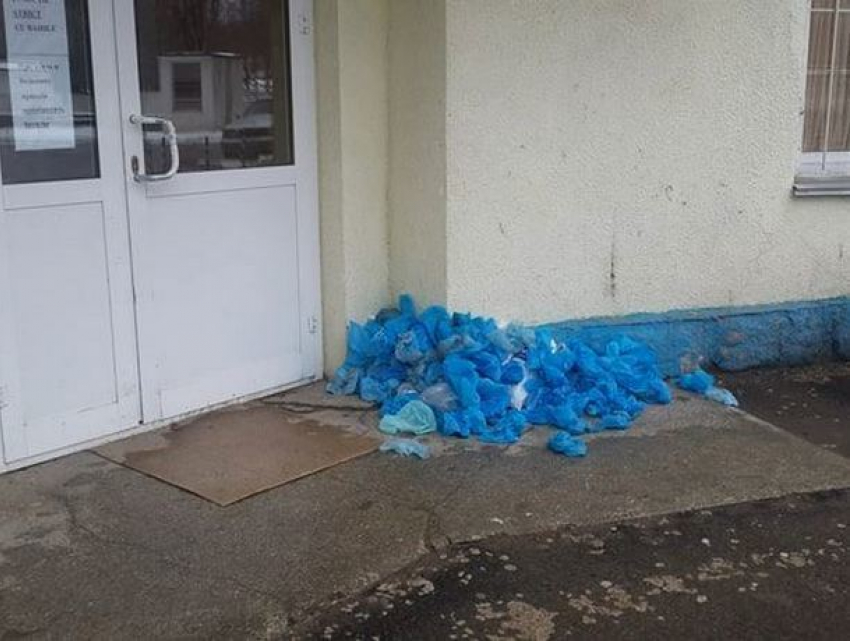 Безобразие из использованных бахил у входа в детскую больницу возмутило жителя Кишинева