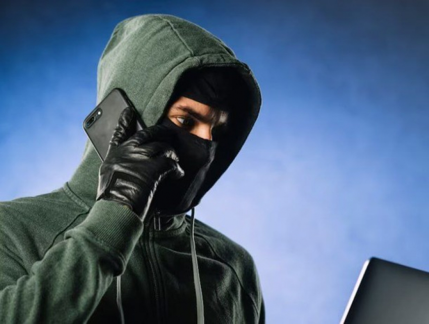 В центре Кишинева накрыли аферистов: писали под видом девушек мужчинам и просили деньги