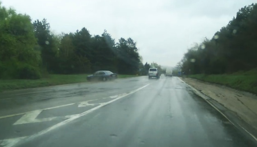 В Кишиневе автомобиль занесло на мокрой трассе и унесло в кювет