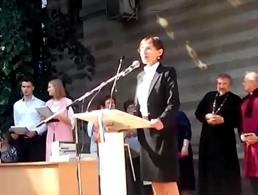 Политическую «шпильку» кишиневским выпускникам вставила либерал Корина Фусу