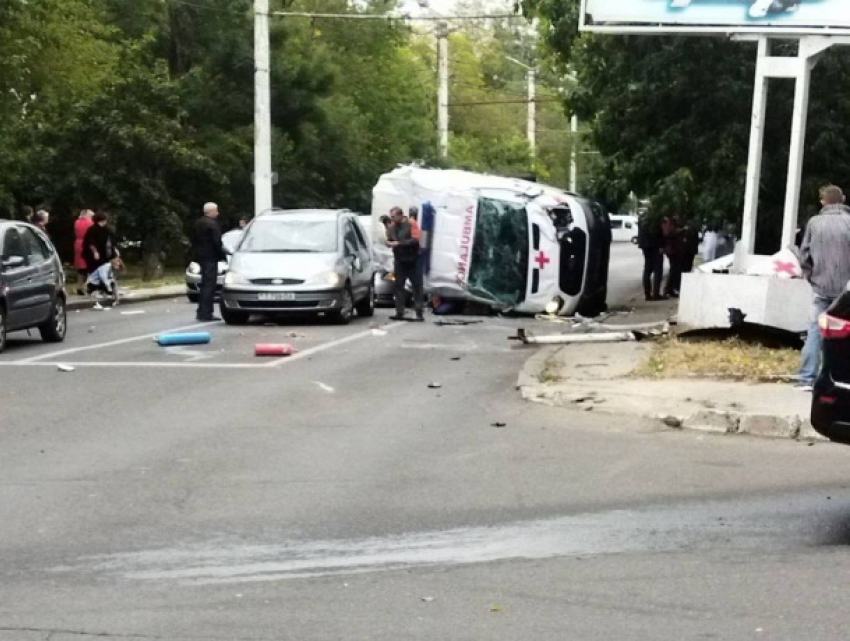 Скорая помощь рухнула на автомобиль в Тирасполе