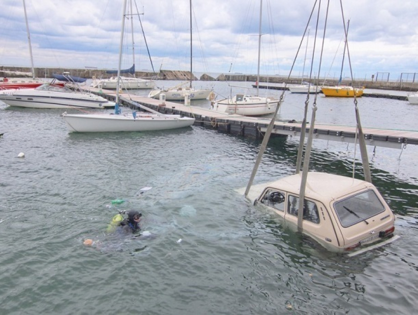 Мертвого тренера обнаружили в автомобиле на дне моря в Одессе