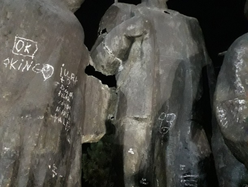В Хынчештах – без изменений. Памятник Котовскому остается изгаженным вандалами